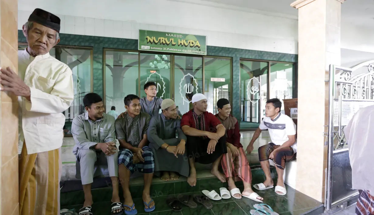 Para Pemain Persib Bandung melakukan salat berjamaah di Masjid Nurul Huda, Sidoardjo, Jawa Timur, Sabtu (11/6/2016). (Bola.com/Nicklas Hanoatubun)