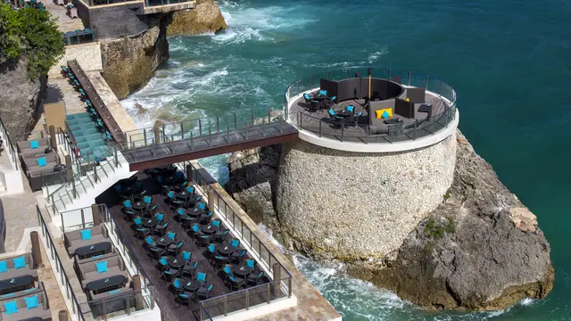 Rock Bar, salah satu bar hotel terbaik di dunia milik AYANA resort Bali