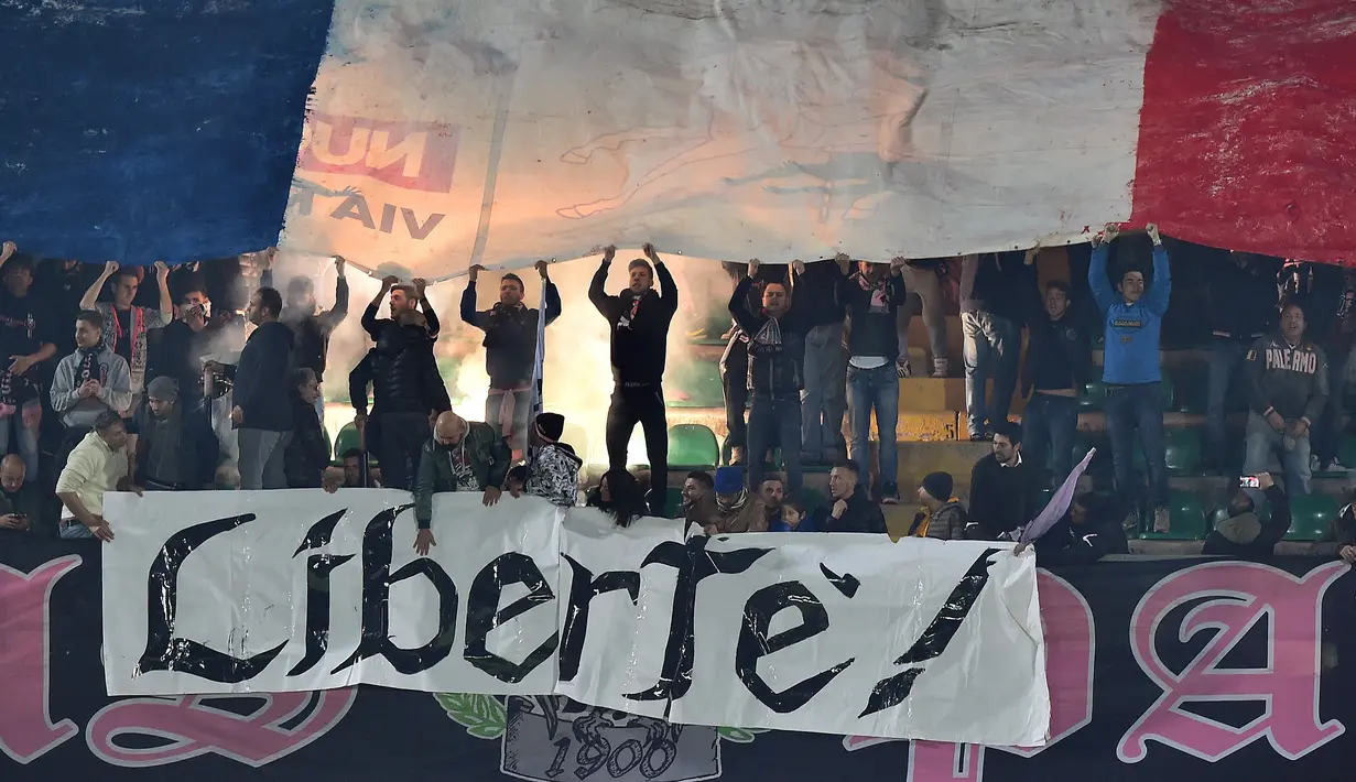 Suporter Palermo membawa bendera Prancis dalam laga melawan Juventus di lanjutan Serie A di Stadion Renzo Barbera, Palermo, (29/11/2015). (AFP/Gabriel Bouys)