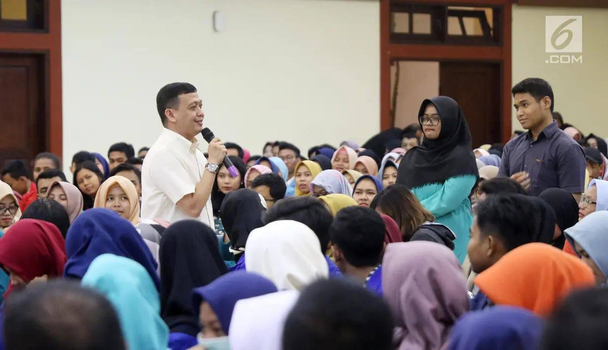 Direktur VIP Uncu Putra menjadi pembicara dalam Emtek Goes To Campus di kampus UGM, Yogyakarta, Selasa (16/10). EGTC 2018 juga menghadirkan kompetisi news presenter, inspiring sharing dan entertainment talk. (Liputan6.com/Herman Zakharia)