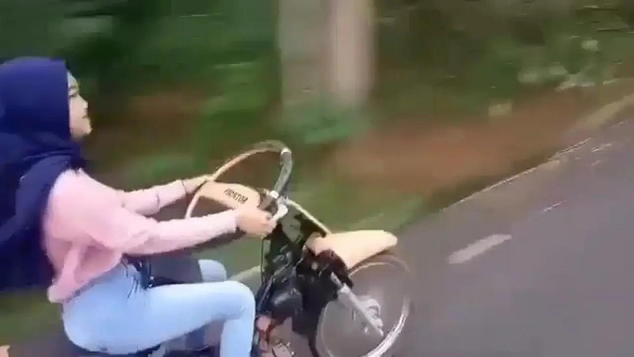 Viral di media sosial, seorang wanita terlihat sedang mengendarai motor dengan menggunakan setir mobil.