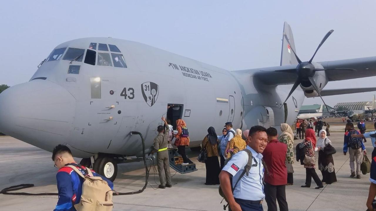 Berangkat dari Lanud Halim Perdanakusuma, para jurnalis terbang menggunakan pesawat Hercules Tipe J terbaru.