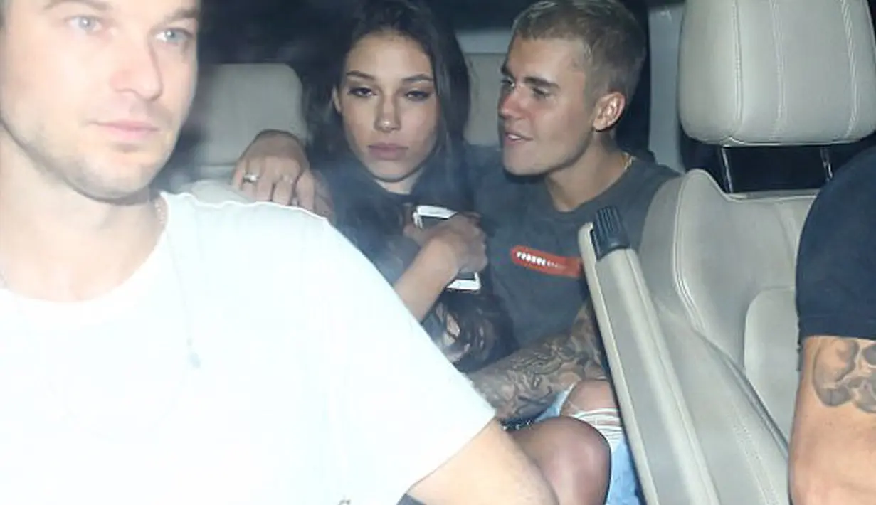 Dengan tampilan kasual, keduanya berada di dalam mobil dan sedang bermesraan. Dilaporkan juga, keduanya terlihat berciuman di dalam mobil mewah tersebut.  (doc.dailymail.com)