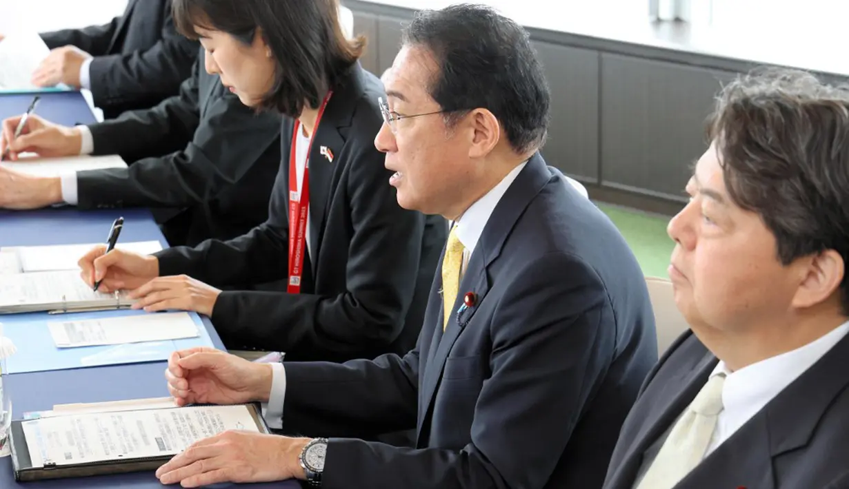 Sedangkan terkait investasi, Jokowi mengatakan bahwa diperlukan percepatan terkait penyelesaian proyek pembangunan Mass Rapid Transit (MRT) di Indonesia. Dia mengusulkan agar dilakukan penunjukan langsung kontraktor Jepang. (JAPAN POOL/JIJI PRESS)
