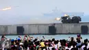 Kendaraan alutista meluncurkan roket saat peringatan HUT TNI ke-70 di Dermaga Indah Kiat, Cilegon, Banten, Senin (5/10/2015). HUT TNI Ke-70 ditandai atraksi tempur tiga matra TNI Angkata Darat, Laut dan Udara. (Liputan6.com/Faisal Fanani)