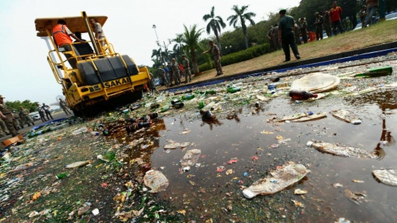 Pemusnahan 11.321 botol miras ilegal di Monas