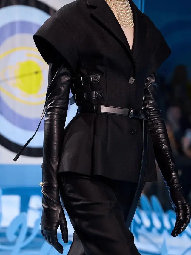 Parade Busana Hitam Putih dari Jisoo BLACKPINK hingga Natalie Portman di Show Dior untuk Paris Fashion Week