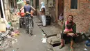 Warga saat bersantai di kawasan Pasar Ikan Luar Batang, Penjaringan, Jakarta Utara, Minggu (10/4). Warga nantinya direlokasi ke beberapa rusun di Ibu Kota, misalnya ke Rusun Rawa Bebek dan Rusun Marunda. (Liputan6.com/Gempur M Surya)
