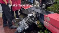 Papan reklame sebuah restoran di Jalan Pesanggrahan Meruya Utara, Kembangan, Jakarta Barat roboh menimpa sejumlah kendaraan roda dua maupun roda empatakibat angin kencang, Sabtu (14/6/2025). (Instagram)