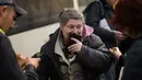 <p>Seorang perempuan diproses saat dia tiba dengan bus bersama orang lain yang melarikan diri dari Mariupol dan kota-kota lain ke pusat penerimaan pengungsi di Zaporizhzhia, Ukraina, Selasa (3/5/2022). Ribuan warga Ukraina terus meninggalkan wilayah yang diduduki Rusia. (AP Photo/Francisco Seco)</p>