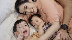 Ardina dan Arie menikah pada tahun 2018. Dikaruniai dua jagoan membuat rumah tangga keduanya semakin berwarna, bahkan Ardina sempat vakum dari dunia entertainment untuk fokus rawat anak. (Instagram.com/ardinarasti6)