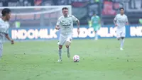 Tyronne del Pino Ramos dalam pertandingan Persib Bandung melawan Persija Jakarta yang berakhir 2-2 di Stadion Patriot Candrabhaga, Kota Bekasi, Minggu (16/2/2025). (Bola.com/Muhammad Iqbal Ichsan)