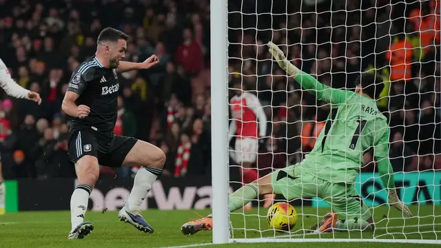 Kiper Arsenal, David Raya (kanan), melakukan penyelamatan pada laga Premier League/Liga Inggris antara Arsenal vs Aston Villa