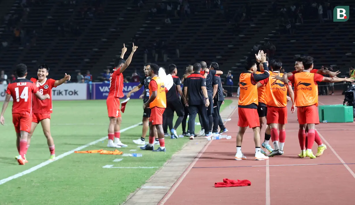 Sejumlah pemain, pelatih, dan ofisial Timnas Indonesia U-22 merayakan kemenangan pada laga final sepak bola SEA Games 2023 melawan Thailand di Olympic Stadium, Phnom Penh, Kamboja, Selasa (16/05/2023). Skuad Garuda Nusantara menang dengan skor 5-2. (Bola.com/Abdul Aziz)