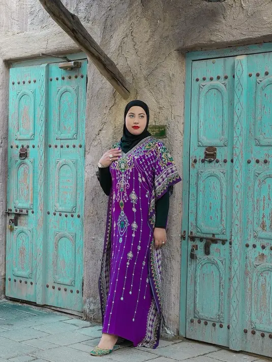 Masih edisi liburan di Dubai, kali ini Tasyi memadukan kaftan dengan detail beads warna ungunya dengan hijab hitam. [Foto: IG/tasyiiathasyia].