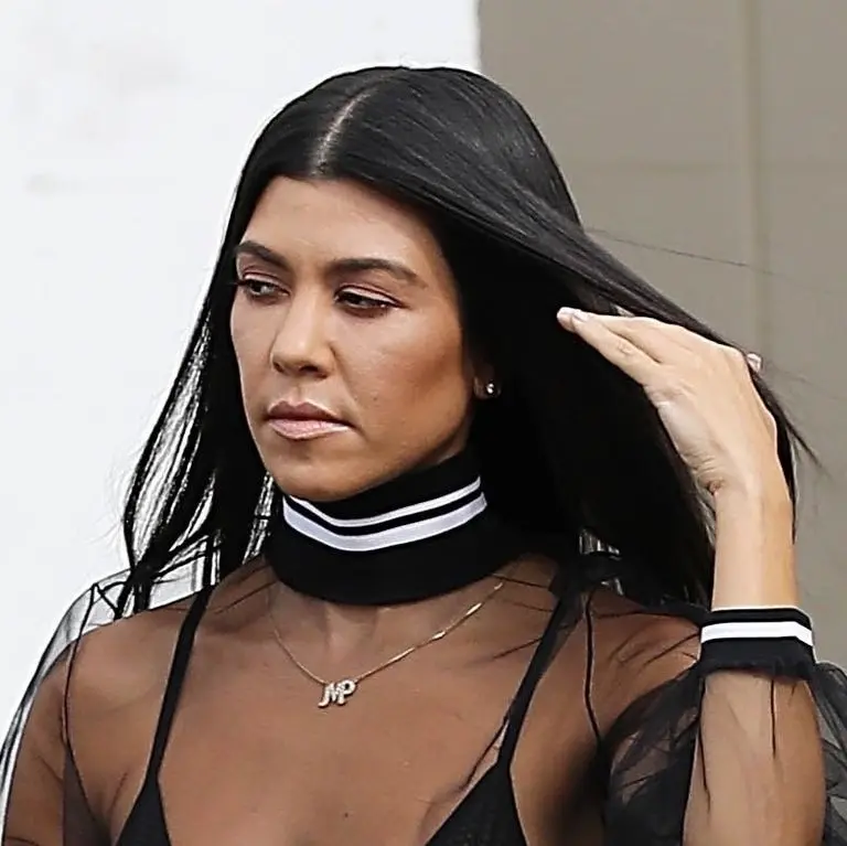 Padu padan sheer turtleneck yang seksi ala Kourtney Kardashians. (image: cosmopolitan.com)