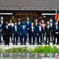 Presiden Joko Widodo atau Jokowi (depan kelima kanan) foto bersama para pemimpin G7 di lokasi KTT G7, Schloss Elmau, Jerman, Senin (27/6/2022). Jokowi melakukan sesi foto bersama dan berdiri di antara PM Jerman Olaf Scholz dan Presiden AS Joe Biden. (Foto: Biro Pers Sekretariat Presiden)