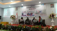 Gelar wicara Duta Baca Indonesia Gol A Gong bersama penulis dari Forum Lingkar Pena Chandra Henaulu saat peresmian Gedung Perpustakaan Kota Ambon. (Liputan6.com/ Dok Ist)
