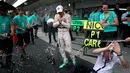 Anggota tim Mercedes menyemprotkan sampanye ke arah Nico Rosberg setelah menjuarai F1 GP Meksiko di Sirkuit Autodromo Hermanos Rodriguez, Senin (2/11/2015) dini hari WIB. (Getty Images/AFP/Mark Thompson)