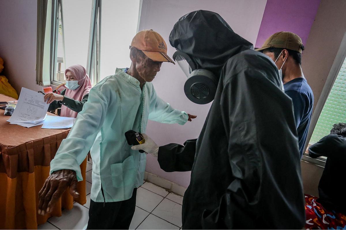FOTO: Warga Cikande Jalani Pemeriksaan dan Relokasi Usai Temuan Paparan Radioaktif Cs-137
