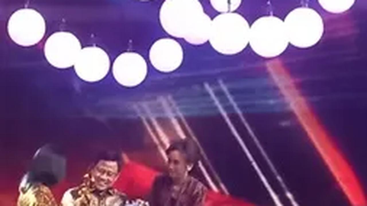Liputan6 Awards, Cak Imin Beri Penghargaan untuk Devi Sumarno Sosok Penolong Kehamilan di Luar Nikah