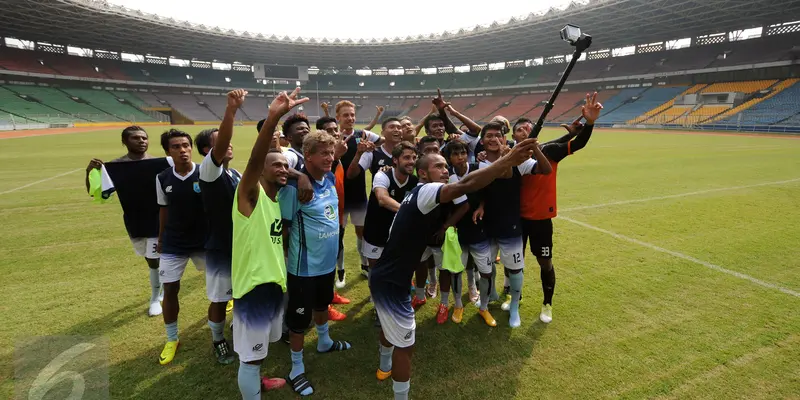 20160512-Usai Uji Coba Lapangan, Pemain Persela Bersilfie Ria-Jakarta