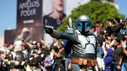 Penggemar cerita dan film Star Wars mengenakan kostum saat parade yang disebut "Hari Pelatihan" di Paseo de la Reforma, Meksiko, pada Sabtu 15 Oktober 2022. Beragam kostum bertema Star Wars dikenakan para penggemar dalam parade tersebut. (ALFREDO ESTRELLA/AFP)