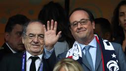 Presiden Prancis, Francois Hollande (kanan) melambaikan tangan kepada penonton didampingi Presiden FFF, Noel Le Graet pada laga grup A  Euro 2016  antara Prancis vs Swiss di Stadion Pierre-Mauroy, Lille (20/6/2016) WIB. (AFP/Kenzo Tribouilard)