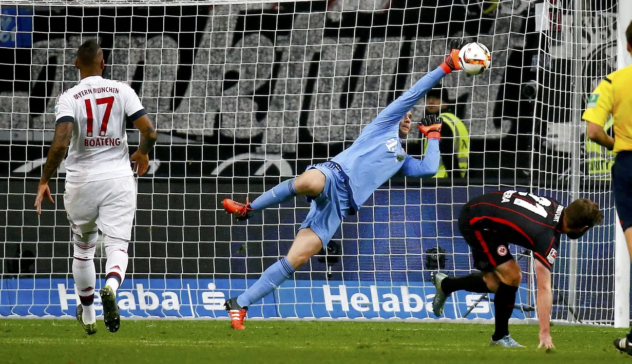 Kiper Bayern Munichen Manuel Neuer mengamankan gawang dari tendangan pemain Eintracht Frankfurt Marc Stendera pada Bundesliga di Commerzbank-Arena, Sabtu (31/10/2015) dini hari WIB, Pertandingan ini berakhir imbang 0-0.(REUTERS/Kai Pfaffenbach)