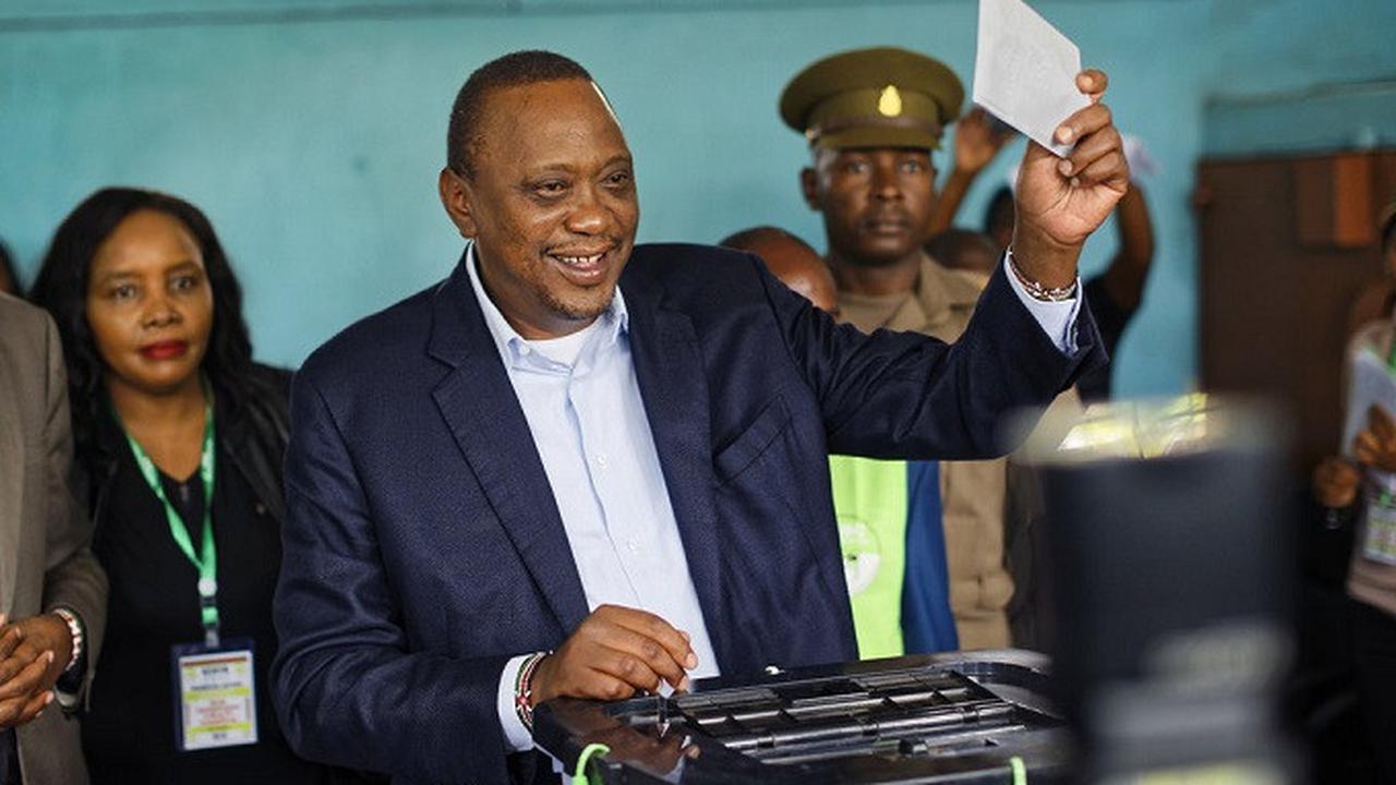 Presiden Uhuru Kenyatta saat memberikan suaranya pada 26 Oktober 2017