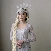 Mahalini juga terlihat memukat dalam balutan kebaya putih bergaya Sunda. [Foto: Instagram/ Asky Febrianty]