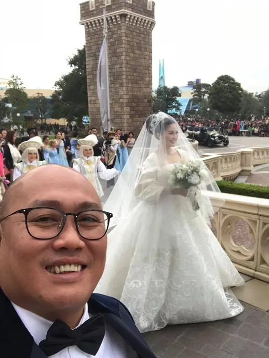 Selain menjadi pusat perhatian ribuan pengunjung di tempat hiburan Disneyland, Jepang, pesta resepsi pernikahan Sandra Dewi dan Harvey Moeis juga mampu membuat iri semua orang yang menyaksikan. (Facebook/Ary Bakri)