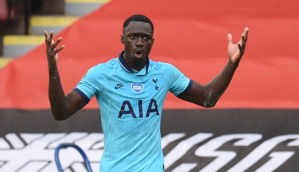 5. Davinson Sanchez (40 juta euro) - Bek asal Kolombia ini resmi menjadi bagian skuat Tottenham Spurs pada tahun 2017. Tottenham menggelontorkan dana mencapai 40 juta euro untuk bisa memboyong Davinson Sanchez dari Ajax. (AFP/Oli Scarff/pool)