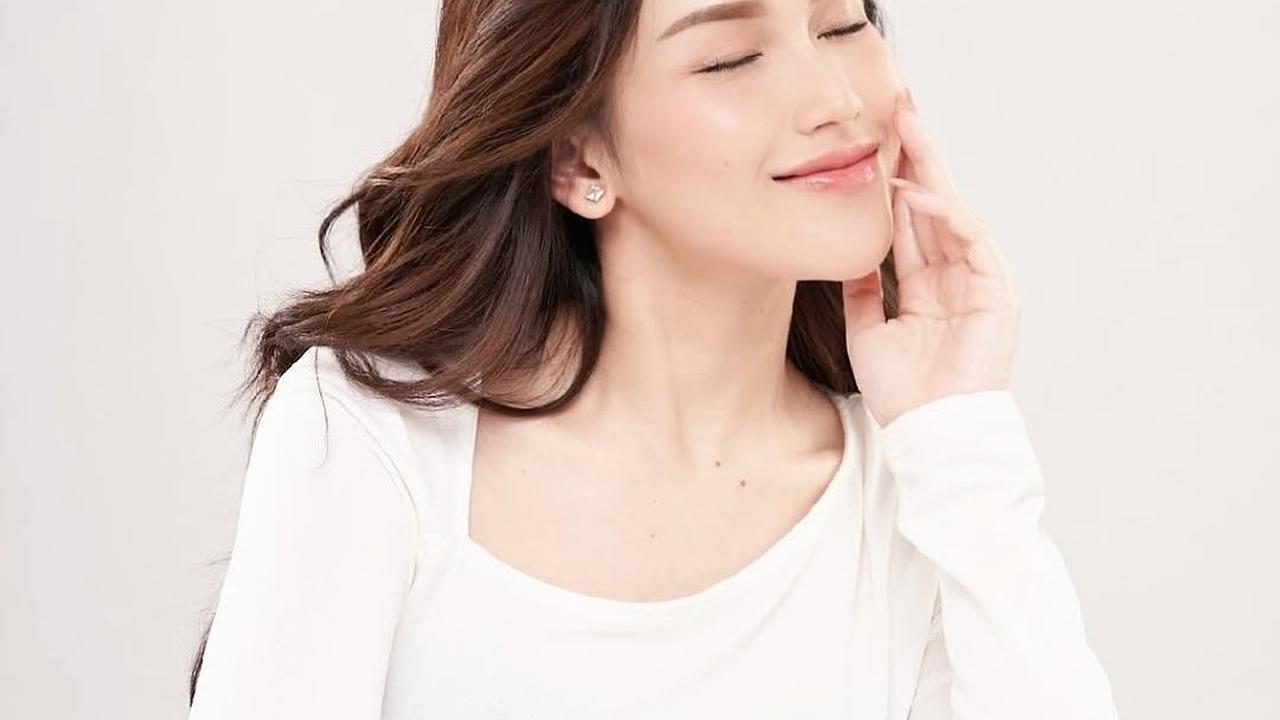 Potret Ayu Ting Ting dalam Balutan Baju Putih dan Makeup Natural, Tampak Flawless