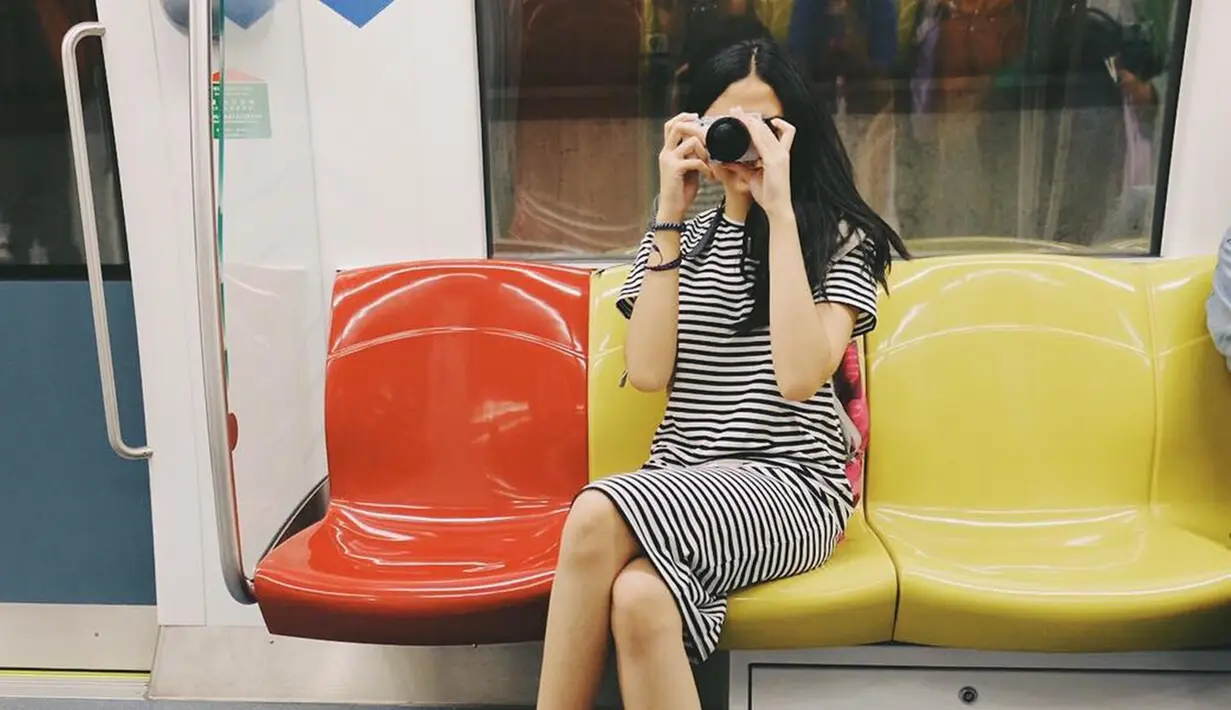 Hanya pakai baju dress motif stripe hitam putih, OOTD sahabat Dinda Hauw ini bisa jadi inspirasi. Untuk membuat penampilannya jadi makin menarik, Zahwa Aqilah mengenakan sepatu sneakers berwarna abu-abu dan membiarkan rambutnya tergerai indah. Outfit ala Zahwa Aqilah satu ini memang cocok untuk jalan-jalan. (Liputan6.com/IG/@zahwaqilah)