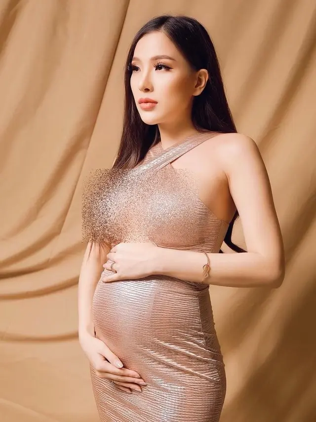 6 Potret Angela Tee Pamer Baby Bump, Makin Memesona