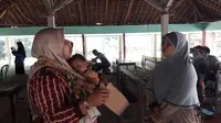 Karena ibunya masih mencari nafkah sebagai buruh migran di Taiwan, balita yang memeluk jenasah ayahnya selama tiga hari diserahkan kepada family terdekat. (foto: Liputan6.com / dian kurniawan)