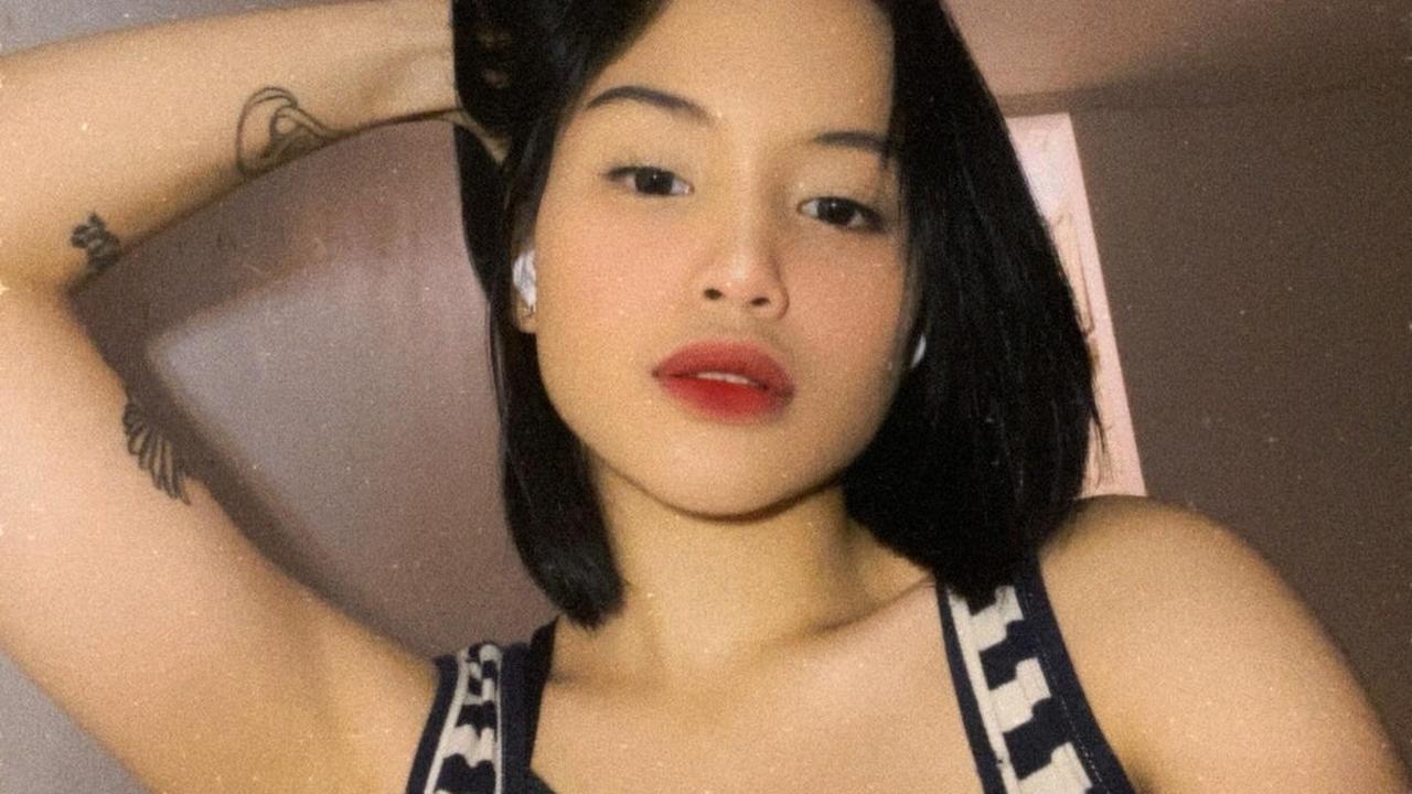 Usut punya usut, Jeje sempat mengalami sepi job dan bekerja di sebuah bar. Kini, Jeje juga dikenal sebagai selebgram yang sukses dengan banyak tawaran endorse.<br>