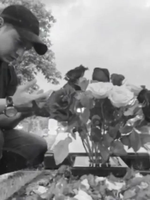 Baru Diungkap, Ini 6 Momen Chand Kelvin Lamar Kekasih Pertama Kali di Makam Calon Mertua
