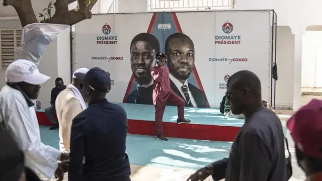 Para pendukung Bassirou Diomaye Faye di markas kampanyenya di Dakar, Senegal, pada Senin (25/3/2024).
