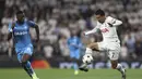 Penyerang Tottenham, Son Heung-min mengontrol bola dari kawalan pemain Marseille, Chancel Mbemba pada pertandingan Grup D Liga Champions di stadion Tottenham Hotspur, di London, Inggris, Kamis (8/9/2022). Tottenham menang atas Marseille 2-0. (AP Photo/Ian Walton)