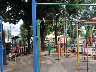  Sejumlah anak memanfaatkan fasilitas bermain di RPTRA Amir Hamzah, Pengangsaan, Menteng, Jakarta Pusat, Rabu (1/3). Pemprov DKI Jakarta ajak pihak swasta kembali berkontribusi membangun RPTRA melalui program CSR. (Liputan6.com/Yoppy Renato)