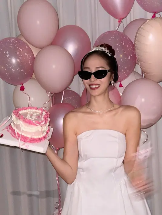 Bertempat di sebuah ruangan yang didekorasi serba pink, Jessica tampil dalam balutan busana yang menggabungkan nuansa glamor, youthful, sekaligus playful. [@jessica.syj].
