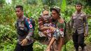 Tim SAR menggendong seorang wanita tua ke tempat aman setelah tanah longsor melanda di Gowa, Sulawesi Selatan, Jumat (25/1). Hingga 25 Januari 2018, tercatat 33 orang meninggal dunia. (YUSUF WAHIL/AFP)