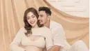 jessica Iskandar dan sang suami juga terlihat begitu kompak dengan baju nuansa nude yang senada.  [Foto: Instagram/ Jessica Iskandar]