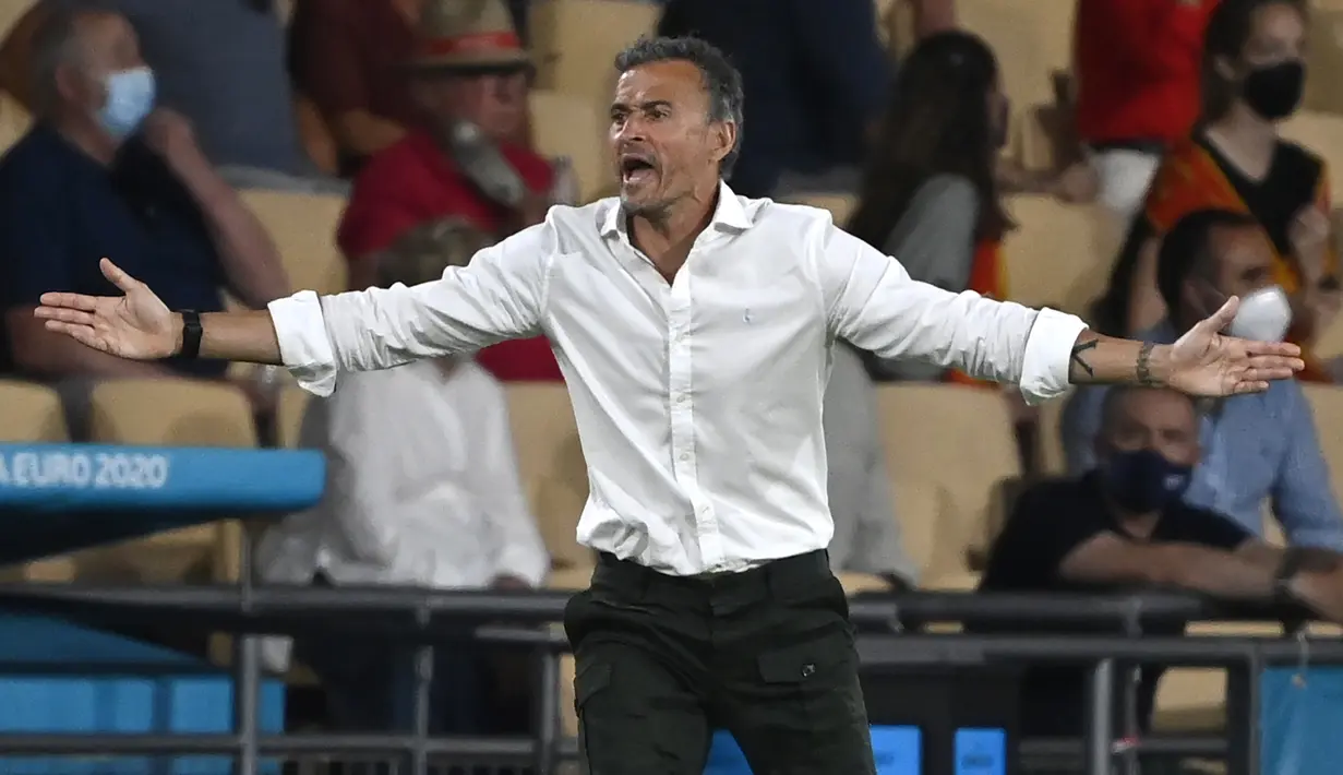 Pelatih Spanyol, Luis Enrique tampak kecewa dengan penampilan lini serangnya yang tak kunjung menuntaskan peluang menjadi gol di babak pertama. (Foto: AP/Pool/Pierre Philippe Marcou)