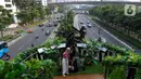 Warga berswafoto di Jembatan Penyeberangan Orang (JPO) Phinisi di jalan Jenderal Sudirman, Jakarta, Jumat (10/5/2024). (Liputan6.com/Herman Zakharia)