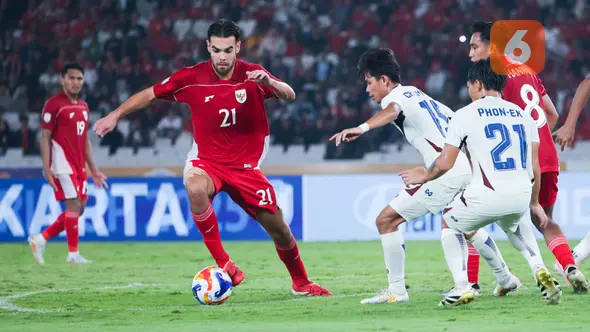 <p>Pemain Timnas Indonesia U-23,&nbsp;Jens Raven, berusaha melewati pemain Timnas Thailand U-23 pada laga semifinal Piala AFF U-23 2025 di Stadion Utama Gelora Bung Karno, Jakarta, Jumat (25/7/2025). (Bola.com/Abdul Aziz)</p>