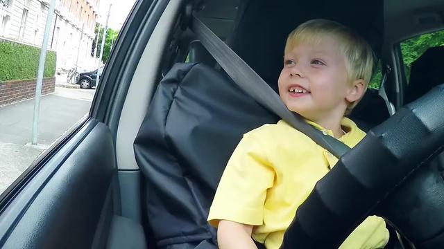 Bocah 3 Tahun Menyetir Taksi