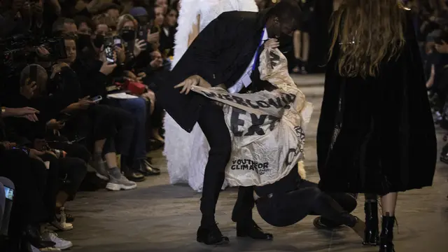 Pengunjuk rasa muncul di catwalk Louis Vuitton di Paris
